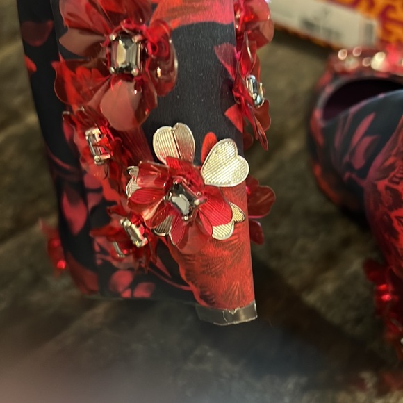 HP 9/30🔥🔥Tory Burch satin wedges. Amazing dimensional detail. Almost new. - Picture 17 of 17